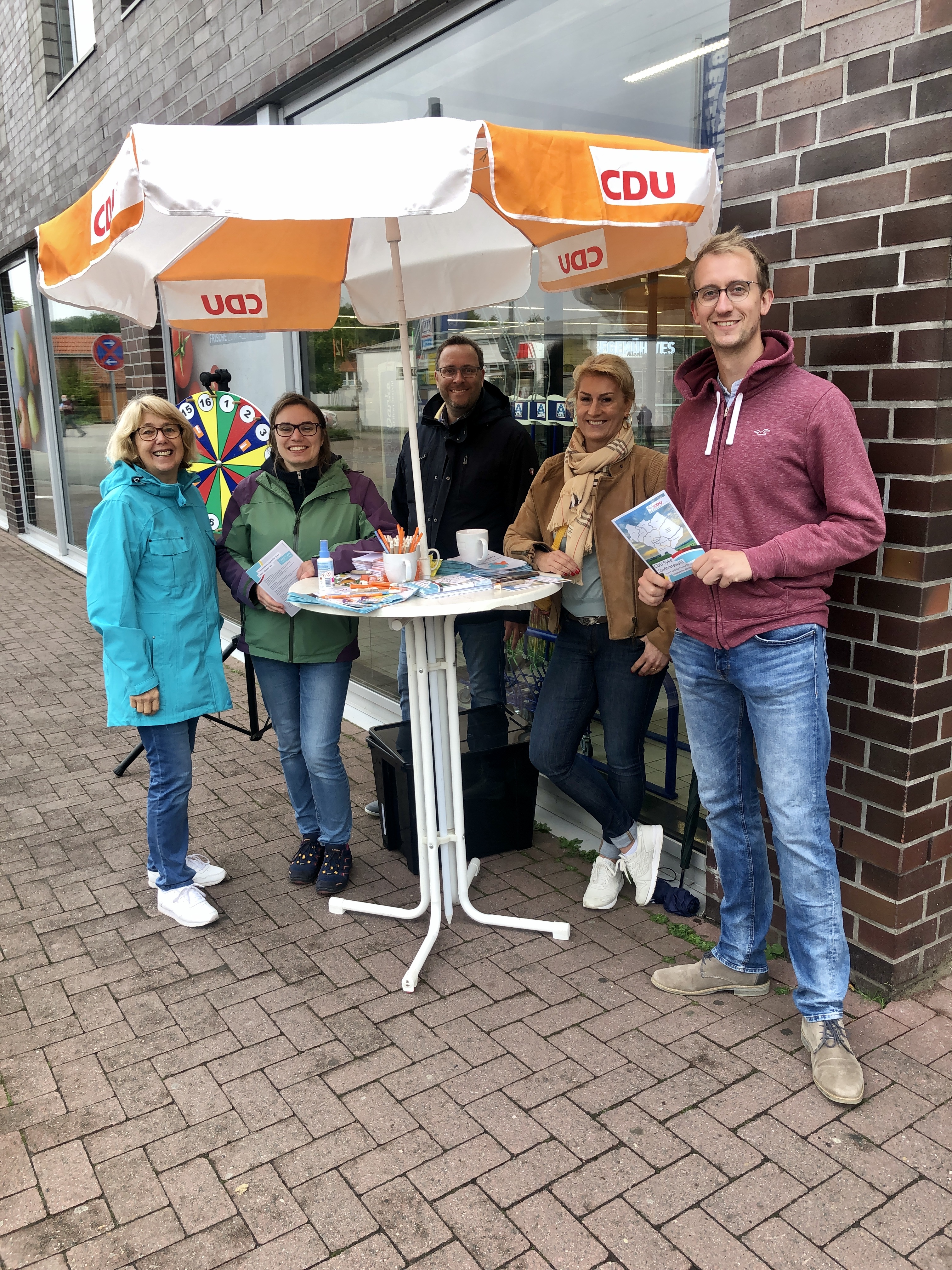 CDU-Kandidaten beim Wahlinfostand bei Aldi/Hachepark